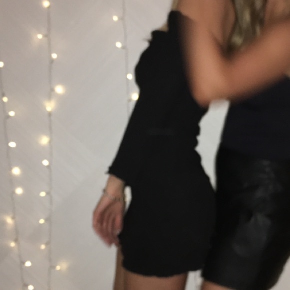 Off the shoulder Ruffle LF dress - Picture 3 of 3